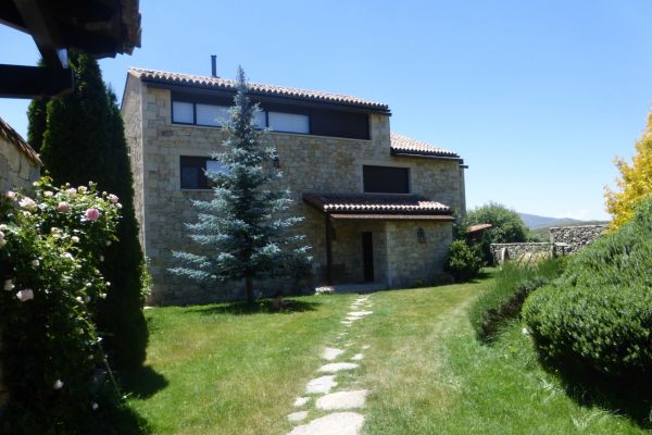 2-exterior-jadin-entrada-vista-desde-entradac4d09d16-6a1c-1f9d-5fe2-2bcde7d0e11084647E97-16A1-E253-E117-A261B4172DF4.jpg